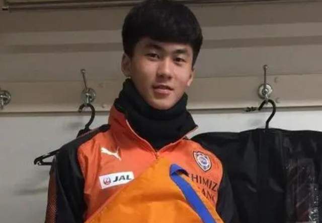 本赛季三笘薫代表布莱顿出场17次，贡献3球4助。